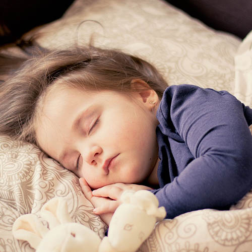  une maman avec son bébé pharmacie Berlioz